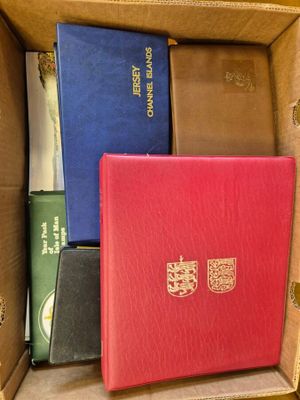 plusieurs livres superposés dans une boîte