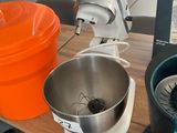 une table sur laquelle se trouvent un mixeur, un blender et un saladier