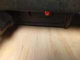 une photo en gros plan d'une souris d'ordinateur posée sur un bureau