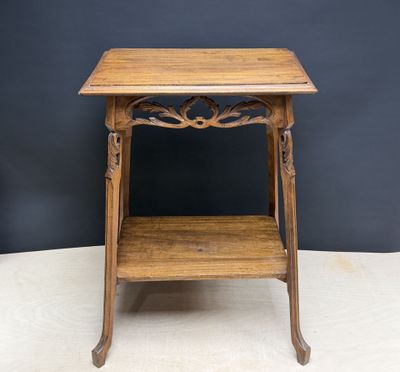une vieille table en bois surmontée d'une étagère