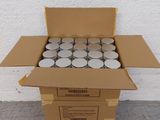 une boîte en carton remplie de boîtes de conserve posée par terre