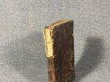 un petit livre posé sur une table
