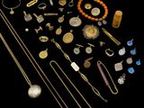 un assortiment de bijoux en or et en argent sur fond noir