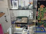 une vitrine en verre contenant de nombreux objets