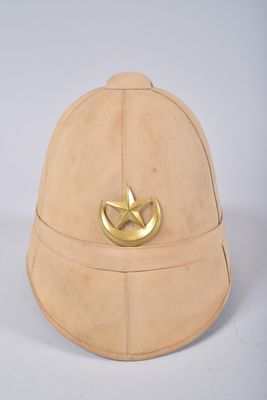 casque en cuir beige orné d'une boucle dorée sur le côté