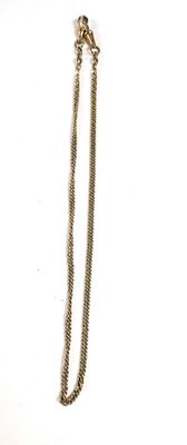 collier en argent avec une chaîne qui y est attachée, posé sur un fond blanc