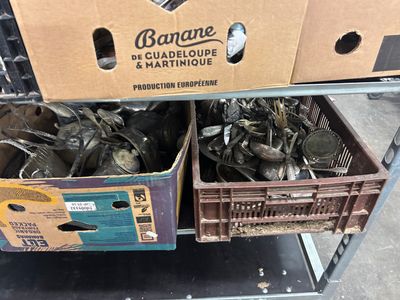 de nombreuses boîtes d'argenterie posées sur un chariot
