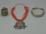 trois bijoux, dont un collier, un bracelet et une bague