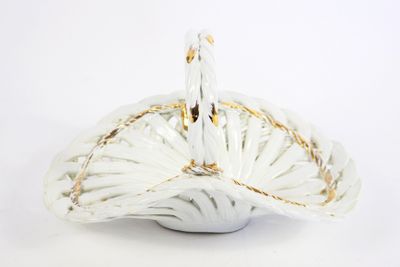Travail ITALIEN du XXe siècle Petit panier en porcelaine ajo…