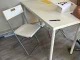 un bureau blanc avec une chaise et une bibliothèque