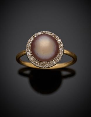 une bague ancienne sertie de perles et de diamants