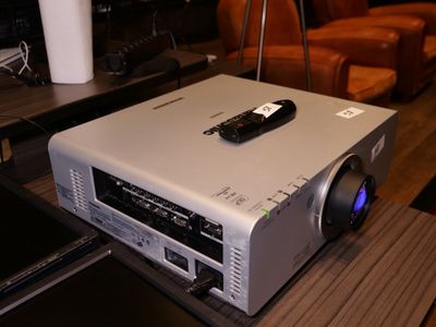 un projecteur posé sur une table dans un salon