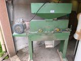 une machine verte qui se trouve dans un garage
