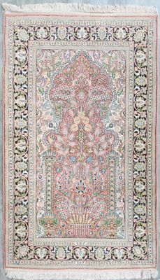 un tapis persan antique avec un motif floral sur fond blanc