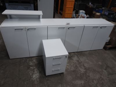 une armoire blanche et un classeur dans un entrepôt