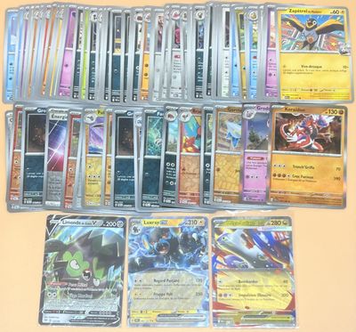 beaucoup de cartes pokemon différentes sur la table