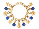 un gros plan sur un bracelet en or orné de perles bleues et d'étoiles
