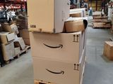 boîtes empilées dans un entrepôt