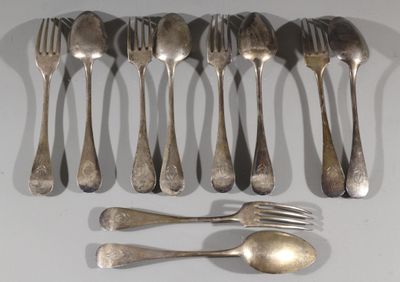 beaucoup de cuillères et de fourchettes en argent sur la table