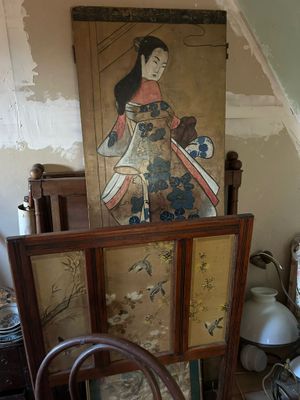 une peinture représentant une femme en kimono accrochée au mur
