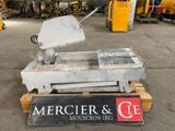 une pancarte posée sur une palette sur laquelle on peut lire « merciers » et « c f »