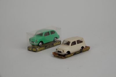 deux voitures jouets assises l'une à côté de l'autre