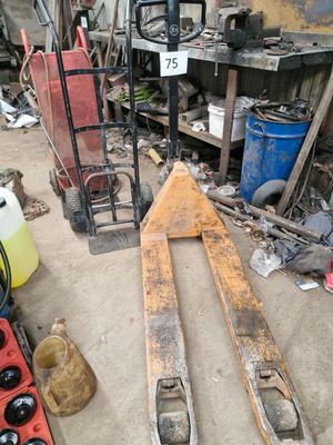une fourchette et quelques autres objets dans un garage