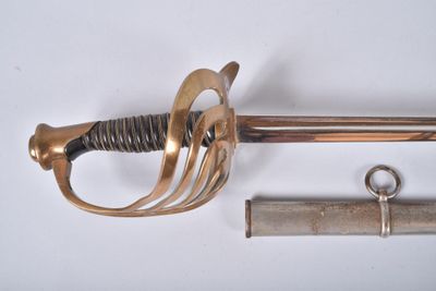 une épée dotée d'une poignée en métal sur laquelle est fixée une bague