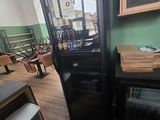 une petite cuisine équipée d'un réfrigérateur et d'un micro-ondes