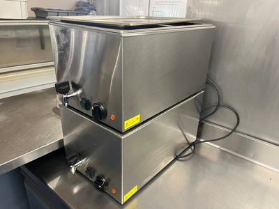 une machine posée sur le comptoir de la cuisine
