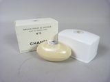 une photo représentant un porte-savon et une boîte de savon posés sur une table