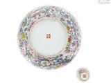 une assiette blanche ornée d'un motif multicolore