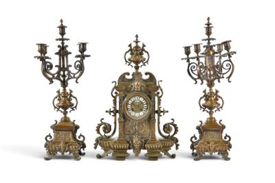 trois types d'horloges différents exposés sur un fond blanc