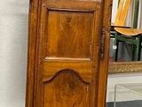 une grande horloge de parquet en bois, dans un coin de la pièce