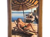 un tableau représentant un homme allongé sur une chaise longue sous un parasol
