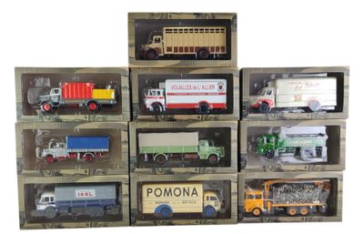 de nombreux types de camions jouets dans une vitrine