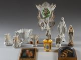 une collection de figurines en porcelaine exposées sur une table