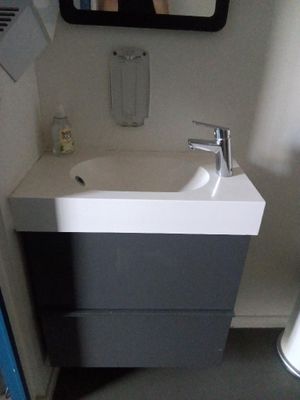 une salle de bain avec un lavabo et un miroir