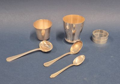 quatre cuillères et deux tasses posées sur une table