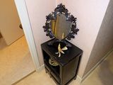 une petite table avec un miroir dans une pièce