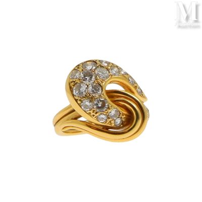 gros plan d'une bague en or avec des diamants sur fond blanc