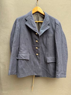 l'image d'une veste suspendue à un cintre sur un mur