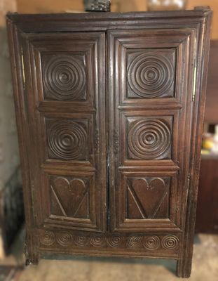 Armoire bretonne ancienne en bois sculpté à décor de galette…