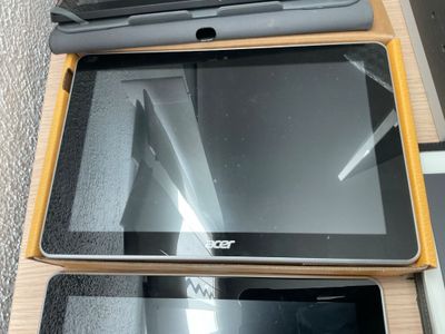 deux ordinateurs portables posés l'un sur l'autre sur une table