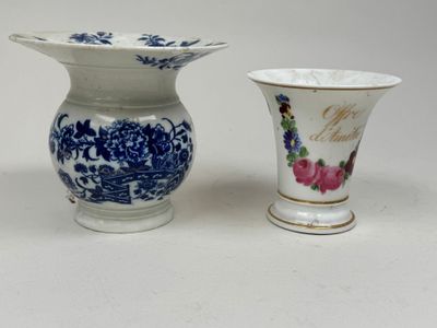 deux vases posés l'un à côté de l'autre sur une table