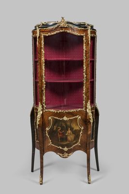 un meuble ancien en bois orné de motifs rouges et dorés