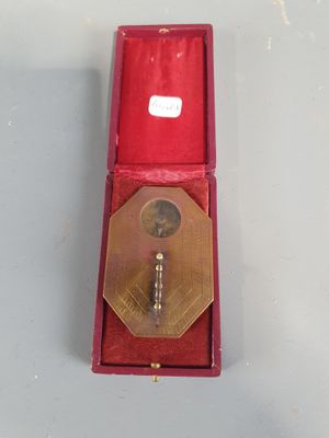 une clé dans une boîte rouge posée sur une table
