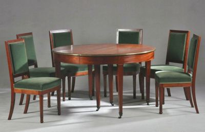 quatre chaises disposées autour d'une table à manger ronde, avec un coussin vert