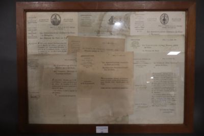 une photo d'un document encadré exposé dans un musée