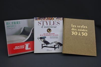 trois livres sont posés sur une table les uns à côté des autres